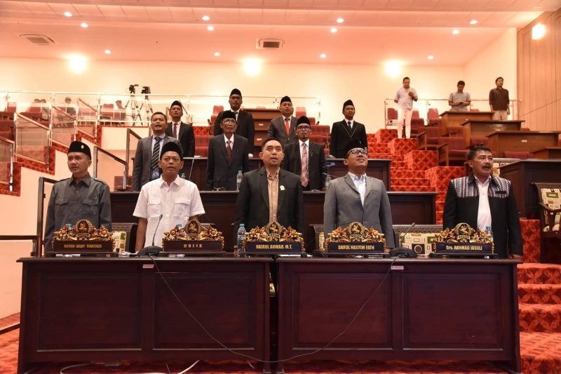 BERDIRI: Suasana saat DPRD Sumenep menguji 11 calon Komisioner Komisi Informasi (Doc. Seputar Jatim)