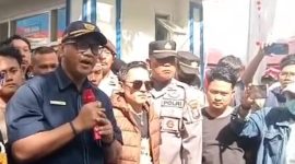 TEGAS: Kepala Bea Cukai Madura, Novian Dermawan, saat menemui masa aksi demo di Pamekasan (SandiGT - Seputar Jatim)