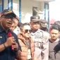 TEGAS: Kepala Bea Cukai Madura, Novian Dermawan, saat menemui masa aksi demo di Pamekasan (SandiGT - Seputar Jatim)
