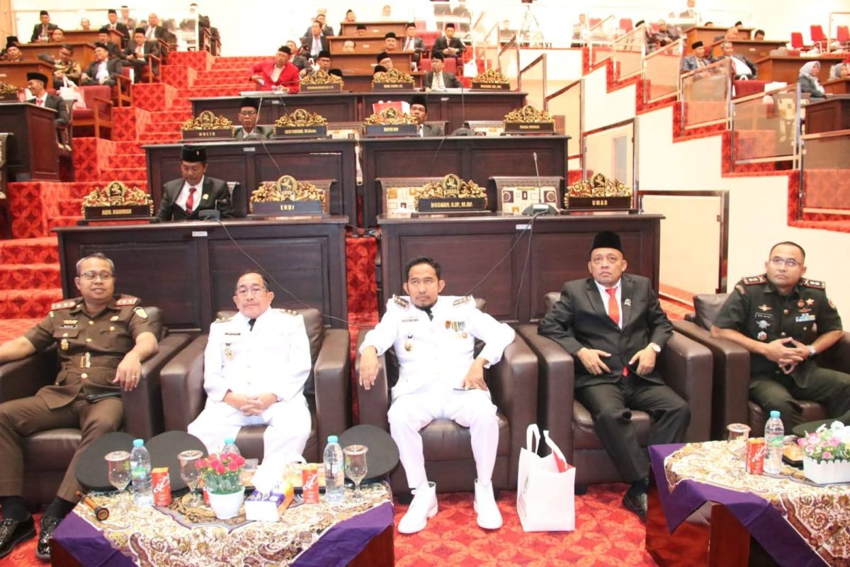 FOKUS: Forkopimda Sumenep saat menghadiri Rapat Paripurna Istimewa di DPRD Sumenep, mendengarkan Pidato Presiden RI Prabowo Subianto (Doc. Seputar Jatim)