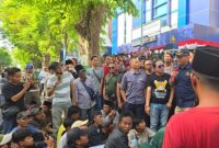 BERKUMPUL: Kepala KPPBC TMP C Madura, Novian Dermawan, saat menemui Masa Aksi Demonstrasi dari 11 Lintas Ormas di Madura di depan Kantornya di Pamekasan (Foto Istimewa)
