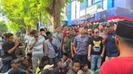 BERKUMPUL: Kepala KPPBC TMP C Madura, Novian Dermawan, saat menemui Masa Aksi Demonstrasi dari 11 Lintas Ormas di Madura di depan Kantornya di Pamekasan (Foto Istimewa)
