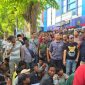 BERKUMPUL: Kepala KPPBC TMP C Madura, Novian Dermawan, saat menemui Masa Aksi Demonstrasi dari 11 Lintas Ormas di Madura di depan Kantornya di Pamekasan (Foto Istimewa)