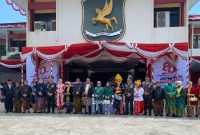 BAJU ADAT: Bupati Sumenep, Ahmad Fauzi Wongsojudo, dan Wakil Bupati Imam Hasyim, saat foto bersama dengan kepala Organisasi Perangkat Daerah (OPD) beserta seluruh jajarannya (SandiGT - Seputar Jatim)