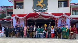 BAJU ADAT: Bupati Sumenep, Ahmad Fauzi Wongsojudo, dan Wakil Bupati Imam Hasyim, saat foto bersama dengan kepala Organisasi Perangkat Daerah (OPD) beserta seluruh jajarannya (SandiGT - Seputar Jatim)