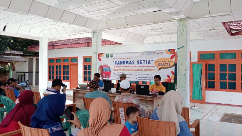 BERKUMPUL: Disdukcapil Sumenep, saat melaksanakan program Kangmas Setia di kepulauan (SandiGT - Seputar Jatim)