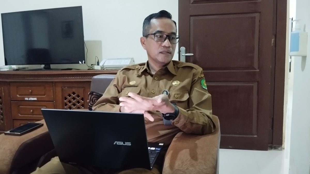 MENJELASKAN: Kepala Brida Sumenep, Beny Irawan saat ditemui di kantornya (SandiGT - Seputar Jatim)