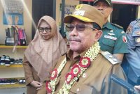 KALUNG MELATI: Wabub Sumenep, Imam Hasyim (kanan) bersama Kepala Dinkes (kiri), saat meninjau kegiatan vaksinasi massal penyakit campak (SandiGT - Seputar Jatim)