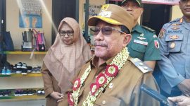 KALUNG MELATI: Wabub Sumenep, Imam Hasyim (kanan) bersama Kepala Dinkes (kiri), saat meninjau kegiatan vaksinasi massal penyakit campak (SandiGT - Seputar Jatim)