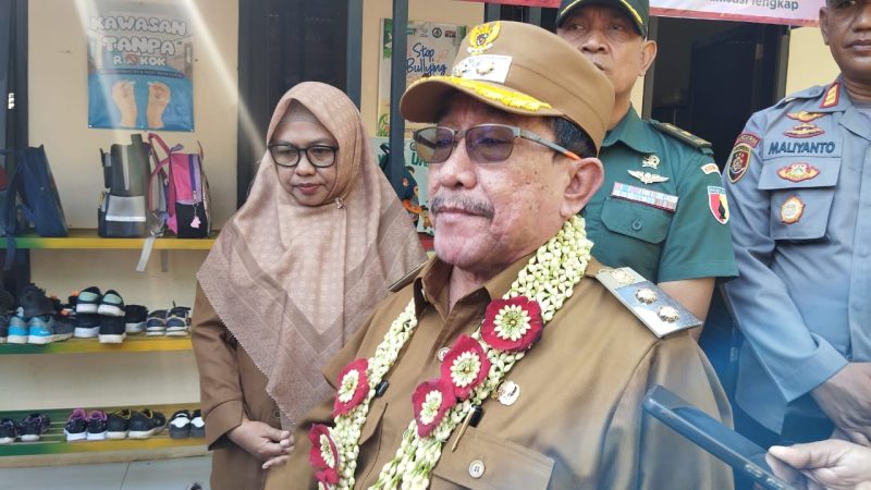 KALUNG MELATI: Wabub Sumenep, Imam Hasyim (kanan) bersama Kepala Dinkes (kiri), saat meninjau kegiatan vaksinasi massal penyakit campak (SandiGT - Seputar Jatim)