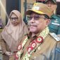 KALUNG MELATI: Wabub Sumenep, Imam Hasyim (kanan) bersama Kepala Dinkes (kiri), saat meninjau kegiatan vaksinasi massal penyakit campak (SandiGT - Seputar Jatim)
