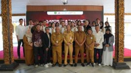 KOMPAK: Kepala Disbudporapar Sumenep, Moh. Iksan saat foto bersama dengan PKC (SandiGT - Seputar Jatim)