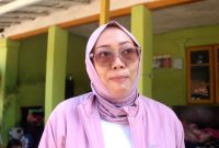 MENJELASKAN: Kepala Puskesmas Pamolokan, Novia Sri Wahyuni, saat ditemui media pada waktu melakukan vaksin campak ke rumah warga (SandGT - Seputar Jatim)