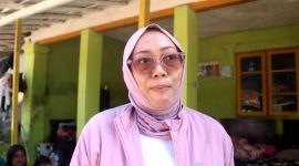 MENJELASKAN: Kepala Puskesmas Pamolokan, Novia Sri Wahyuni, saat ditemui media pada waktu melakukan vaksin campak ke rumah warga (SandGT - Seputar Jatim)