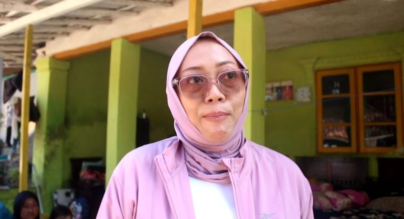 MENJELASKAN: Kepala Puskesmas Pamolokan, Novia Sri Wahyuni, saat ditemui media pada waktu melakukan vaksin campak ke rumah warga (SandGT - Seputar Jatim)