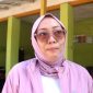 MENJELASKAN: Kepala Puskesmas Pamolokan, Novia Sri Wahyuni, saat ditemui media pada waktu melakukan vaksin campak ke rumah warga (SandGT - Seputar Jatim)