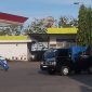 SANTAI: Terlihat sesorang mendorong jerigen berisi BBM Solar yang akan diangkut ke mobil Pick Up hitam di SPBU Patean Sumenep (SandGT- Seputar Jatim)