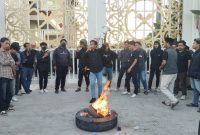 TERIAK: Mahasiswa membakar ban bekas di depan Gedung DPRD Sumenep (SandiGT - Seputar Jatim)