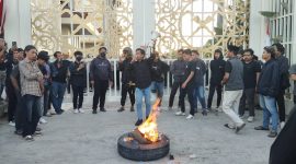 TERIAK: Mahasiswa membakar ban bekas di depan Gedung DPRD Sumenep (SandiGT - Seputar Jatim) 