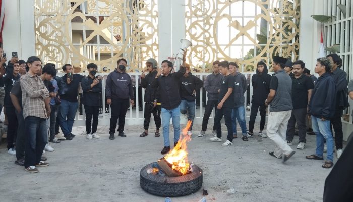 Ratusan Pendemo Pilih Bertahan di Gedung DPRD Sumenep Tunggu Komitmen Wakil Rakyat