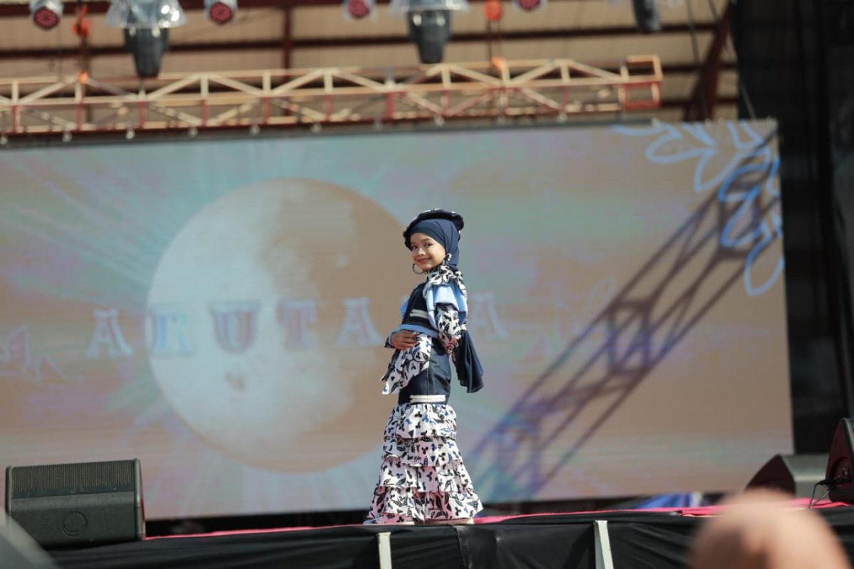 TERSENYUM: Salah satu peserta Sumenep Batik Festival 2025 tampil megah di panggung (SandiGT - Seputar Jatim)