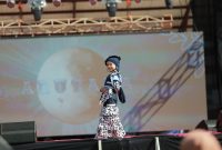 TERSENYUM: Salah satu peserta Sumenep Batik Festival 2025 tampil megah di panggung (SandiGT - Seputar Jatim)
