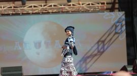 TERSENYUM: Salah satu peserta Sumenep Batik Festival 2025 tampil megah di panggung (SandiGT - Seputar Jatim) 