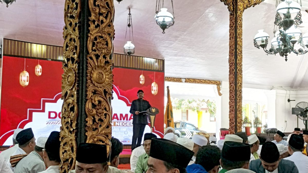 KHIDMAT: Bupati Sumenep, Achmad Fauzi Wongdojudo, saat memberikan sambutan dalam acara doa bersama untuk keselamatan Negeri di Pendopo Keraton Sumenep (Mufti Che - Seputar Jatim)