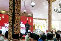 KHIDMAT: Bupati Sumenep, Achmad Fauzi Wongdojudo, saat memberikan sambutan dalam acara doa bersama untuk keselamatan Negeri di Pendopo Keraton Sumenep (Mufti Che - Seputar Jatim)