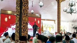 KHIDMAT: Bupati Sumenep, Achmad Fauzi Wongdojudo, saat memberikan sambutan dalam acara doa bersama untuk keselamatan Negeri di Pendopo Keraton Sumenep (Mufti Che - Seputar Jatim)