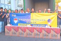 KOMPAK: Owner PT Empat Sekawan Mulia (ESM) Suhaydi, mendampingi tim Bea Cukai Madura usai persiapan ekspor rokok King Djava click blueberry ke Malaysia (Doc. Seputar Jatim)