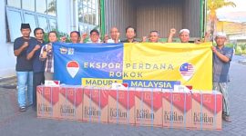 KOMPAK: Owner PT Empat Sekawan Mulia (ESM) Suhaydi, mendampingi tim Bea Cukai Madura usai persiapan ekspor rokok King Djava click blueberry ke Malaysia (Doc. Seputar Jatim)