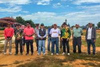 KOMPAK: Pemenang Karapan Sapi Piala Bupati Sumenep 2025 saat melakukan foto bersama dengan Kepala Disbudporapar Moh. Iksan (kaos putih) (Doc. Seputar Jatim)