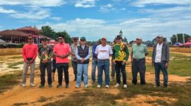 KOMPAK: Pemenang Karapan Sapi Piala Bupati Sumenep 2025 saat melakukan foto bersama dengan Kepala Disbudporapar Moh. Iksan (kaos putih) (Doc. Seputar Jatim)