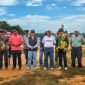 KOMPAK: Pemenang Karapan Sapi Piala Bupati Sumenep 2025 saat melakukan foto bersama dengan Kepala Disbudporapar Moh. Iksan (kaos putih) (Doc. Seputar Jatim)