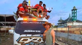SEMANGAT: Pemilik Sapi Kerapan DRT Speed, Haji Udik usai menerima hadiah Juara II di Ajang Kerapan Sapi Piala Bupati Sumenep 224di Lapangan Giling (Doc. Seputar Jatim)