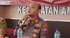 TEGAS: Kapolres Sumenep, AKBP Rivanda, saat menghadiri tatap muka bersama Forkopimka, kepala desa, tokoh agama, dan tokoh masyarakat di Kecamatan Ambunten (Foto Istimewa)