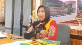 PAKAI BATIK: Direktur RSUD dr. H. Moh. Anwar Sumenep, Erliyati, saat ditemui di ruang kerjanya (Doc. Seputar Jatim)