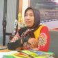 PAKAI BATIK: Direktur RSUD dr. H. Moh. Anwar Sumenep, Erliyati, saat ditemui di ruang kerjanya (Doc. Seputar Jatim)
