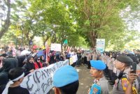MEMANAS : Massa Cipayung Plus Sumenep saat melakukan aksi demontrasi di Mapolres setempat (SandiGT - Seputar Jatim)