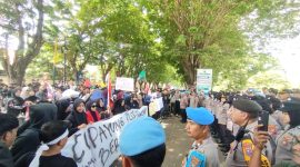 MEMANAS : Massa Cipayung Plus Sumenep saat melakukan aksi demontrasi di Mapolres setempat (SandiGT - Seputar Jatim)