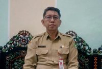 BERDINAS: Kadisdukcapil Sumenep, Syahwan Effendi, saat ditemui di ruangannya (SandiGT - Seputar Jatim)