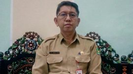 BERDINAS: Kadisdukcapil Sumenep, Syahwan Effendi, saat ditemui di ruangannya (SandiGT - Seputar Jatim) 