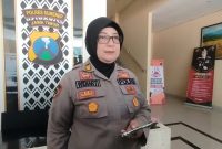 BERDIRI: Kasi Humas Polres Sumenep, AKP Widiarti S, saat mengungkap tentang kasus penemuan bayi di Arjasa (SandiGT - Seputar Jatim)
