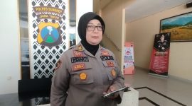 BERDIRI: Kasi Humas Polres Sumenep, AKP Widiarti S, saat mengungkap tentang kasus penemuan bayi di Arjasa (SandiGT - Seputar Jatim)