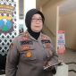 BERDIRI: Kasi Humas Polres Sumenep, AKP Widiarti S, saat mengungkap tentang kasus penemuan bayi di Arjasa (SandiGT - Seputar Jatim)