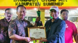 BERPRESTASI: Kepala Bappeda Sumenep, Arif Firmanto (kiri) saat menerima penghargaan (SandiGT - Seputar Jatim)