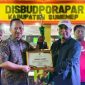 BERPRESTASI: Kepala Bappeda Sumenep, Arif Firmanto (kiri) saat menerima penghargaan (SandiGT - Seputar Jatim)