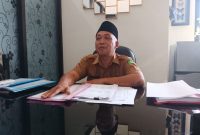 TEGAS: Kepala Bidang Penempatan dan Perluasan Kerja Disnaker Sumenep, Eko Kurniawan, saat diwawancarai di ruang kerjanya (SandiGT - Seputar Jatim)