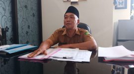 TEGAS: Kepala Bidang Penempatan dan Perluasan Kerja Disnaker Sumenep, Eko Kurniawan, saat diwawancarai di ruang kerjanya (SandiGT - Seputar Jatim)